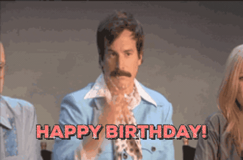 Homme sous un message d’anniversaire