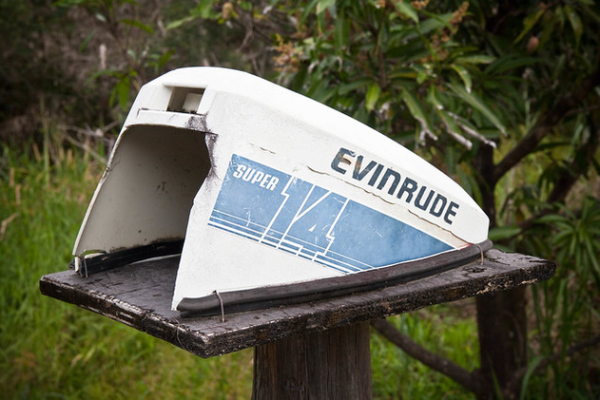Capot Evinrude sur un support en bois